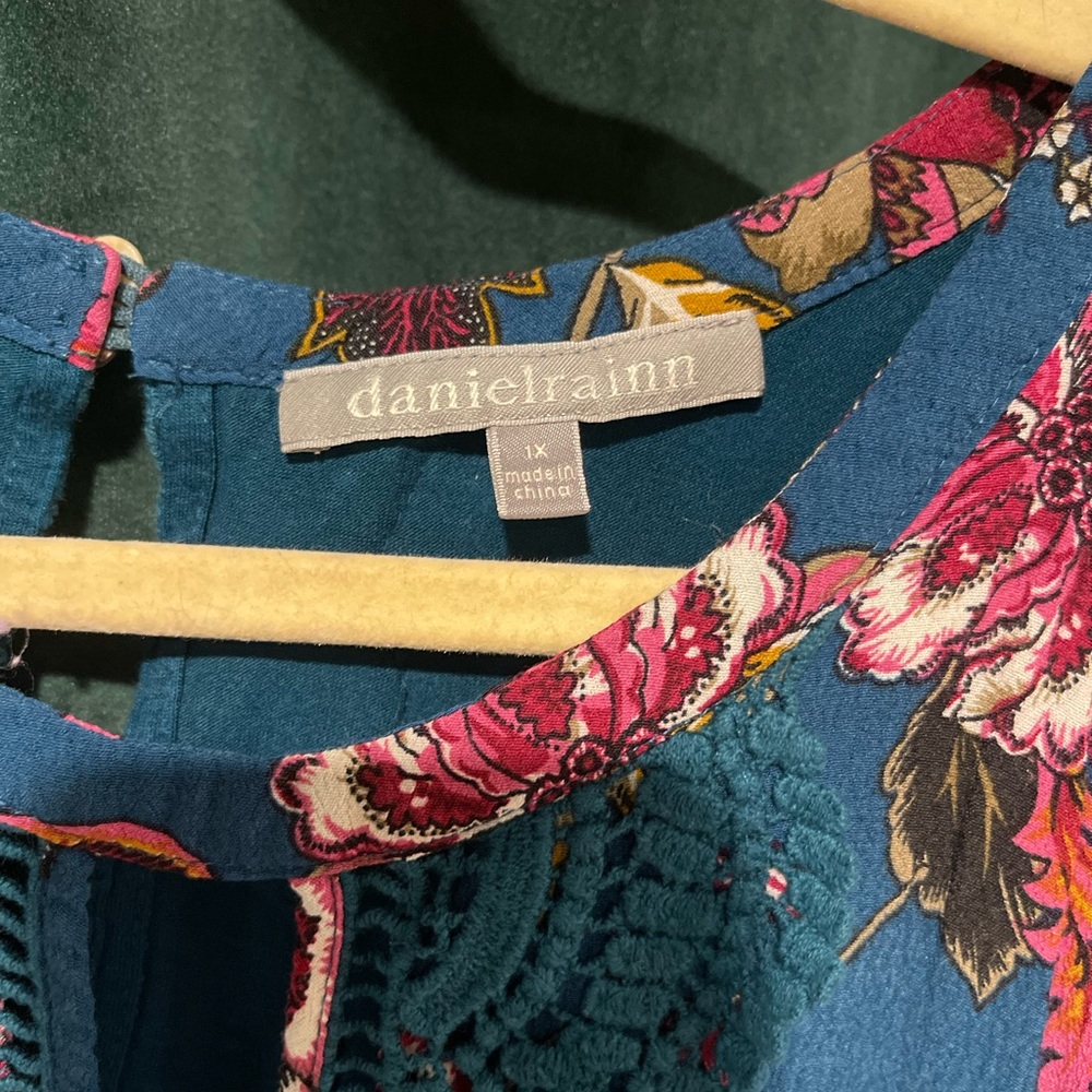 daniel rainn bluegreen and floral v neck sleeveless blouse